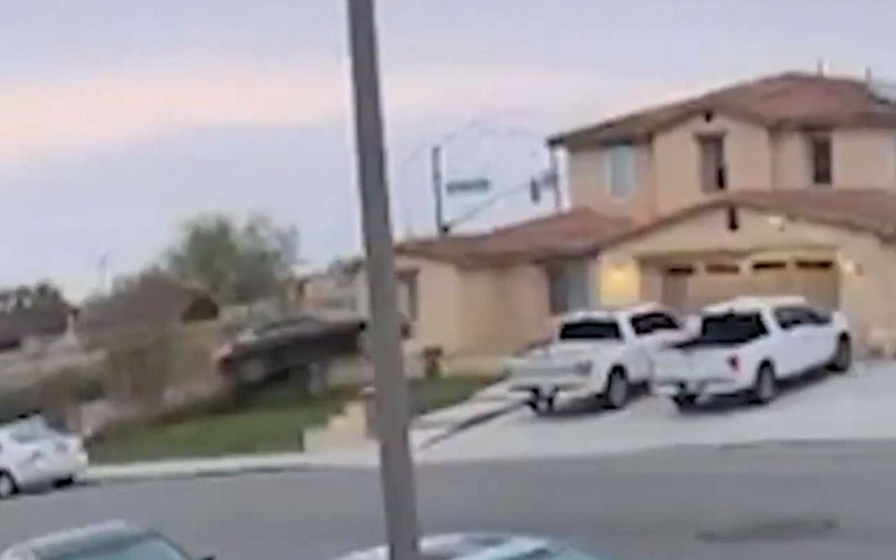 Автомобиль внес «изюминку» в пробуждение жителей этого дома в 6 утра