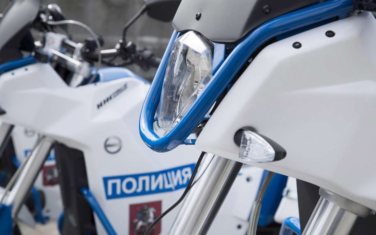 Сотрудники ГИБДД Москвы пересели на электромотоциклы