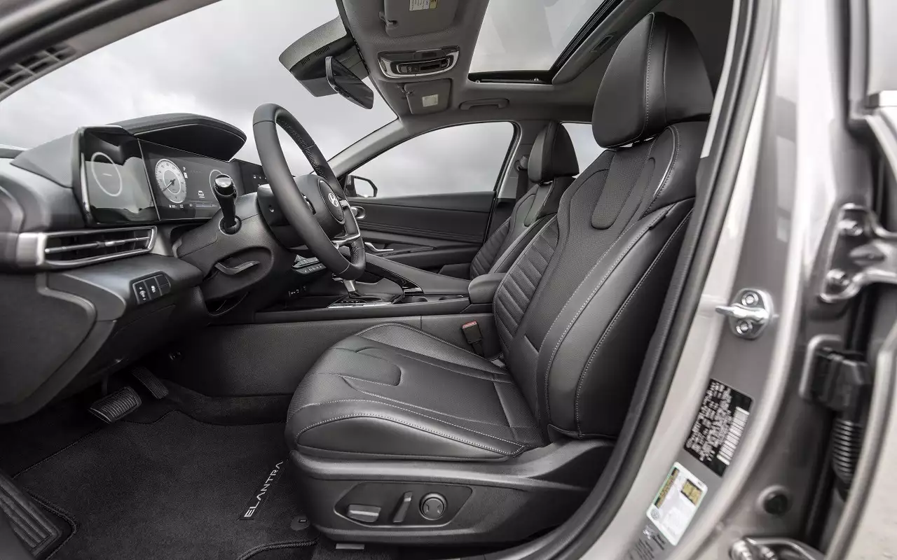 Интерьер Hyundai Elantra