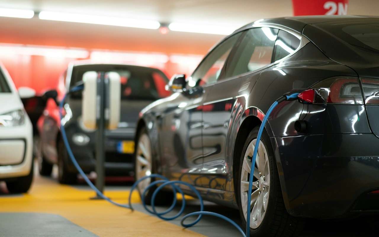 У электрокаров выявили еще один недостаток — быстро изнашиваются шины