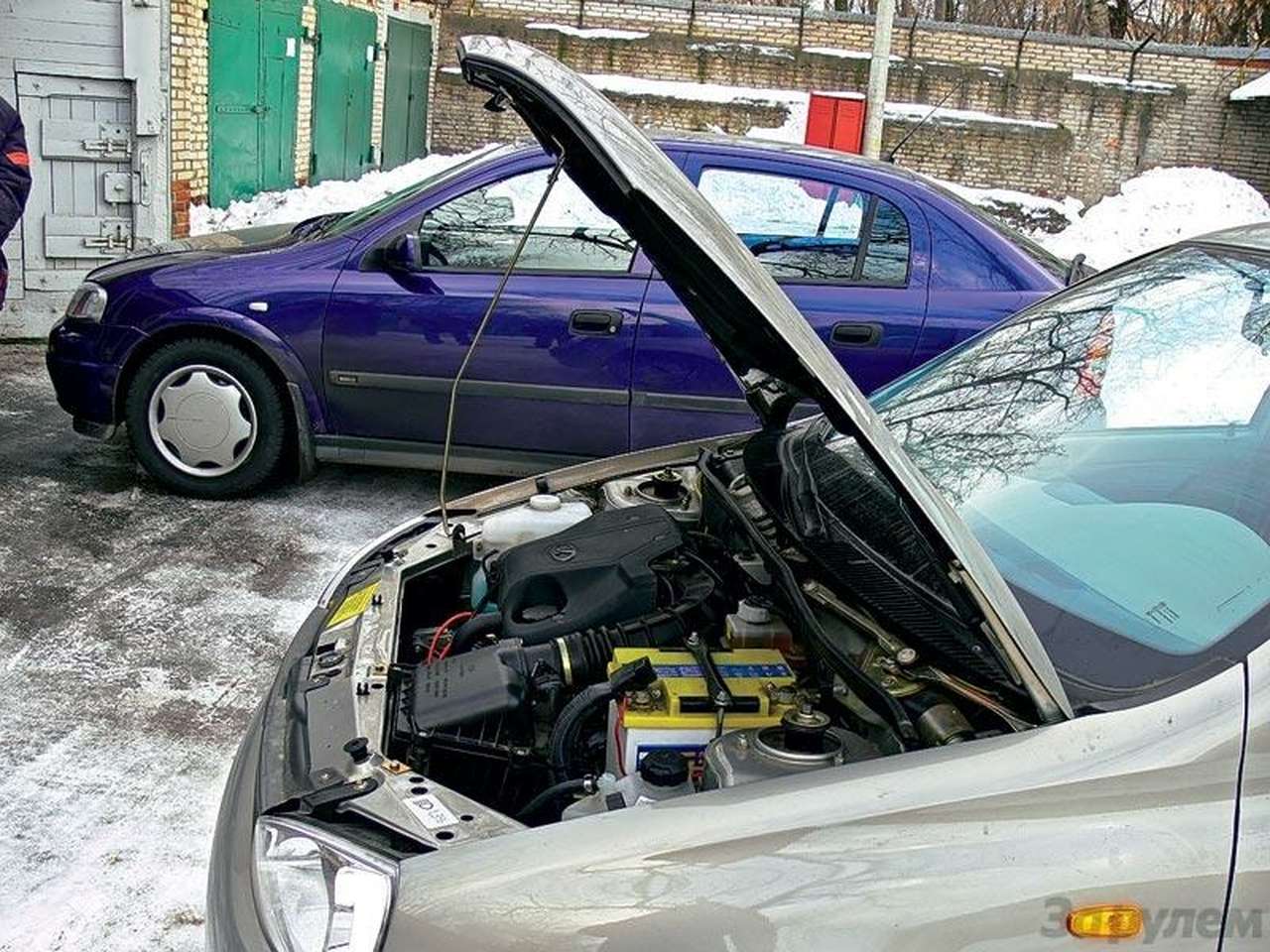 С укороченным на 75 мм упором капот открывается достаточно широко, чтобы даже человек довольно внушительной комплекции мог работать без особых неудобств.