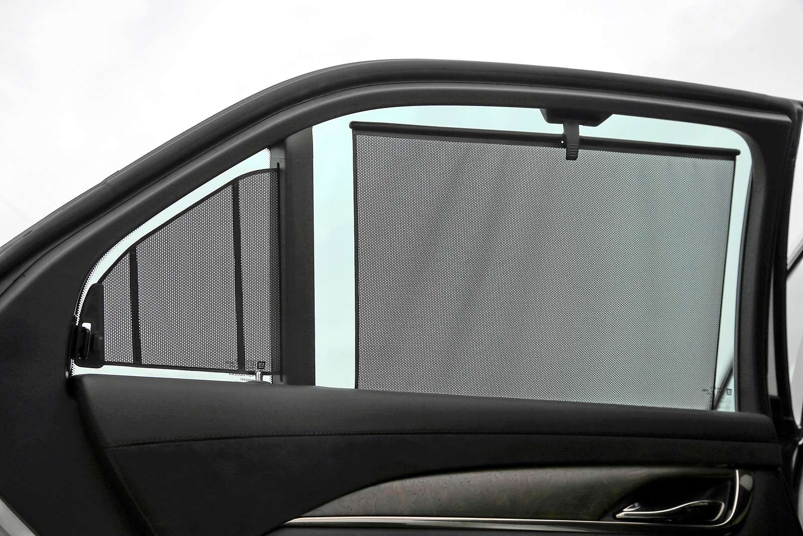 Разрешены шторки. Штатные шторки для автомобиля w211. Автомобильные шторки на окна. Шторки на боковые стекла автомобиля. Шторки на боковые окна.