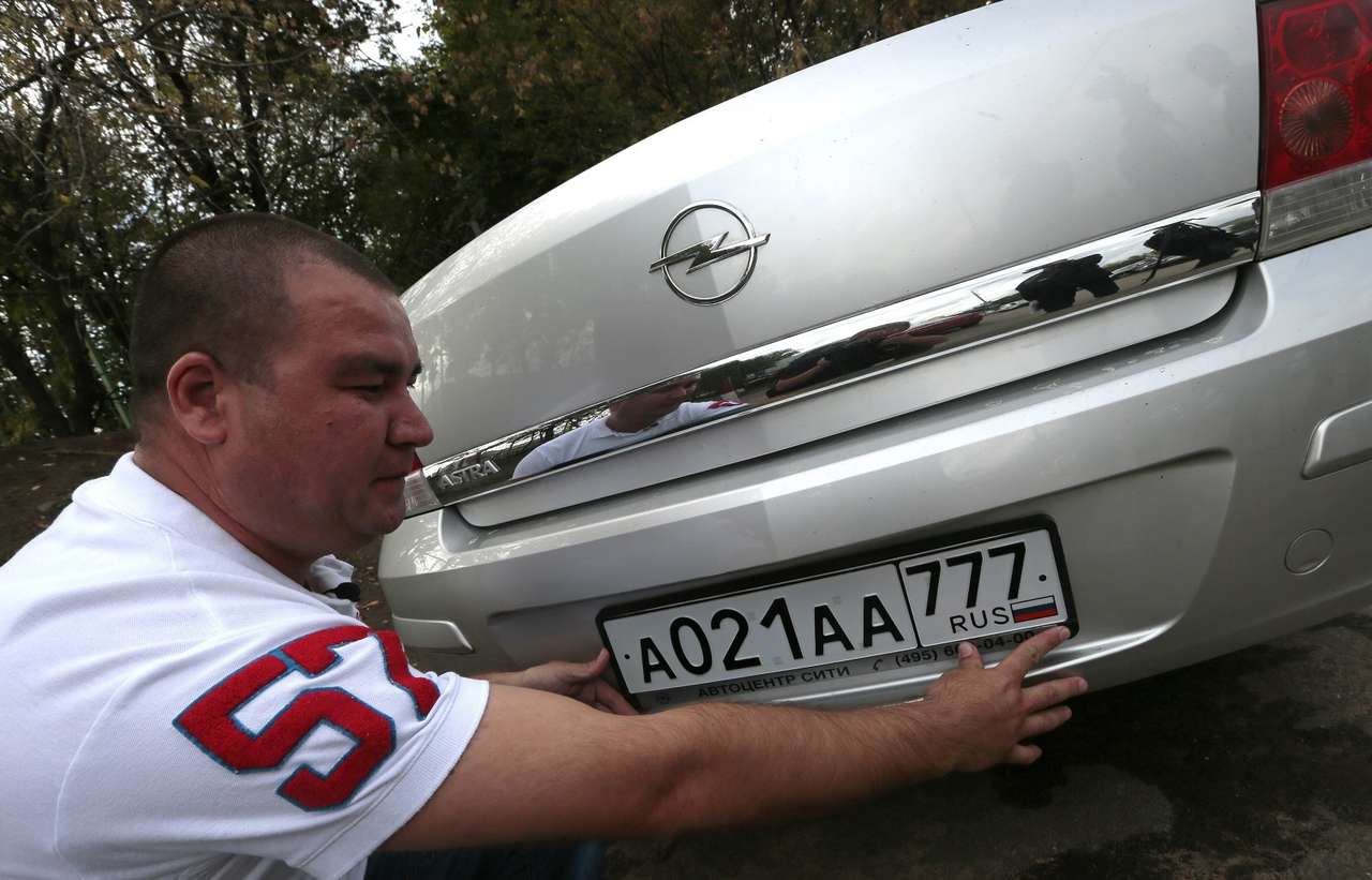 ГИБДД запретили снимать номера