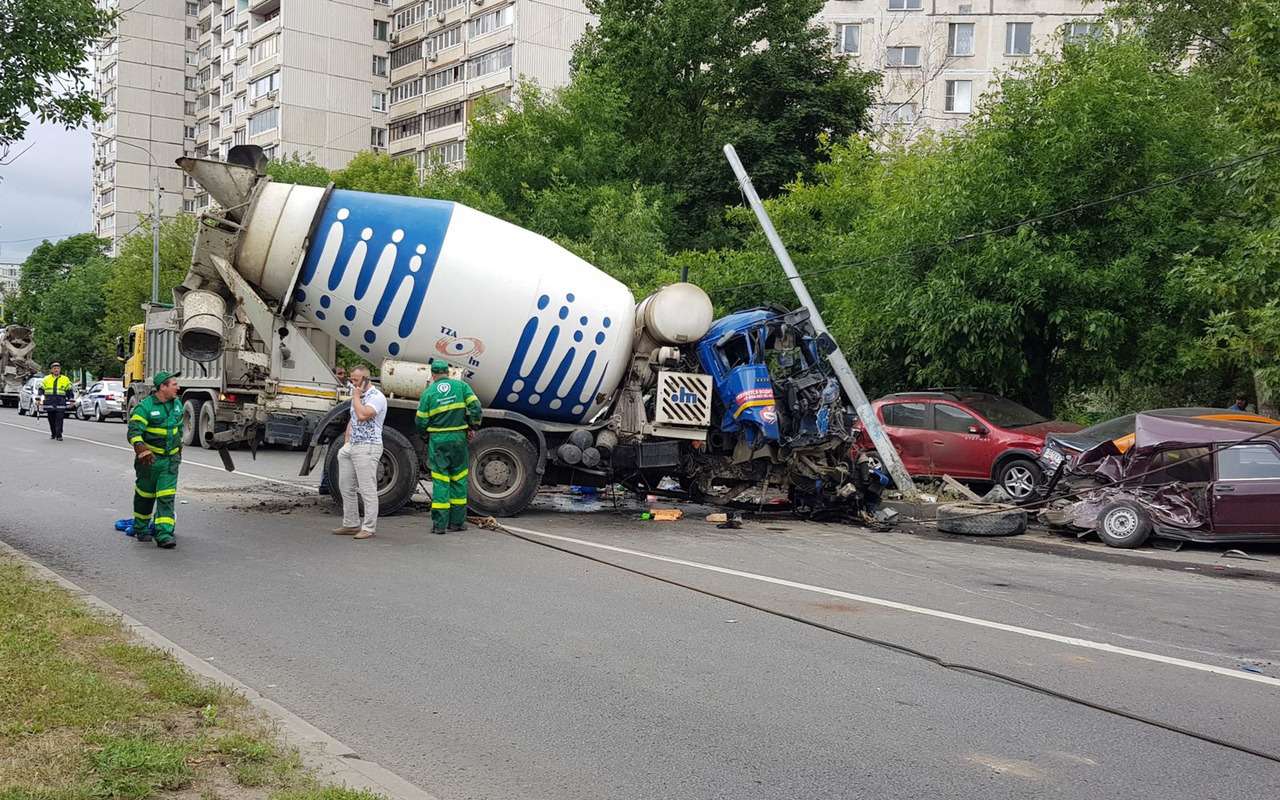 Бетономешалка «замесила» девять машин на парковке