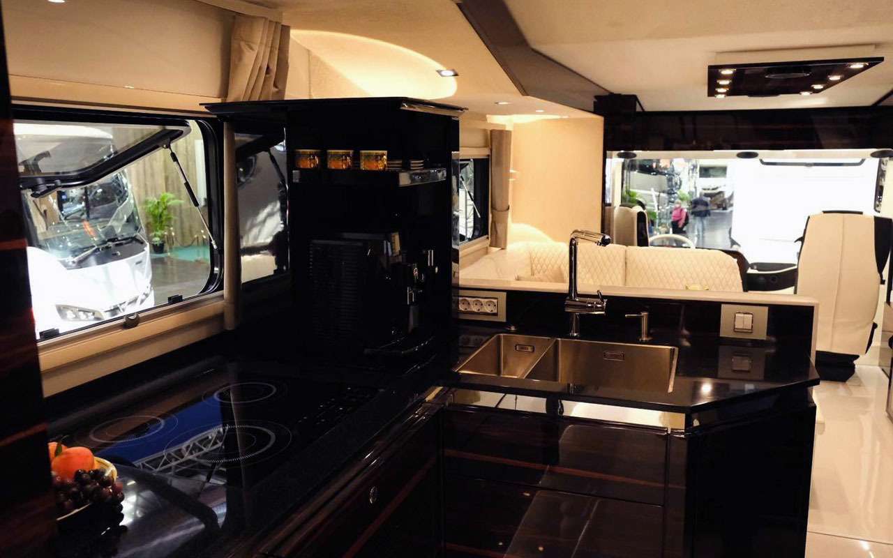 Дом на колесах с гаражом внутри