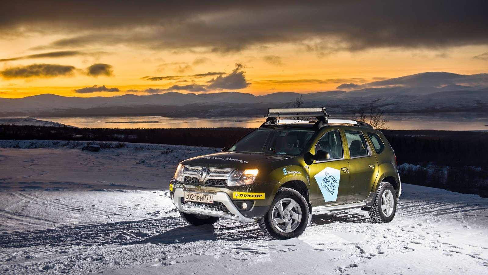 Рено дастер установка. Дастер Арктик. Renault Duster Экспедиция. Рено Дастер Арктик Тракс. Renault Duster на гусеницах.