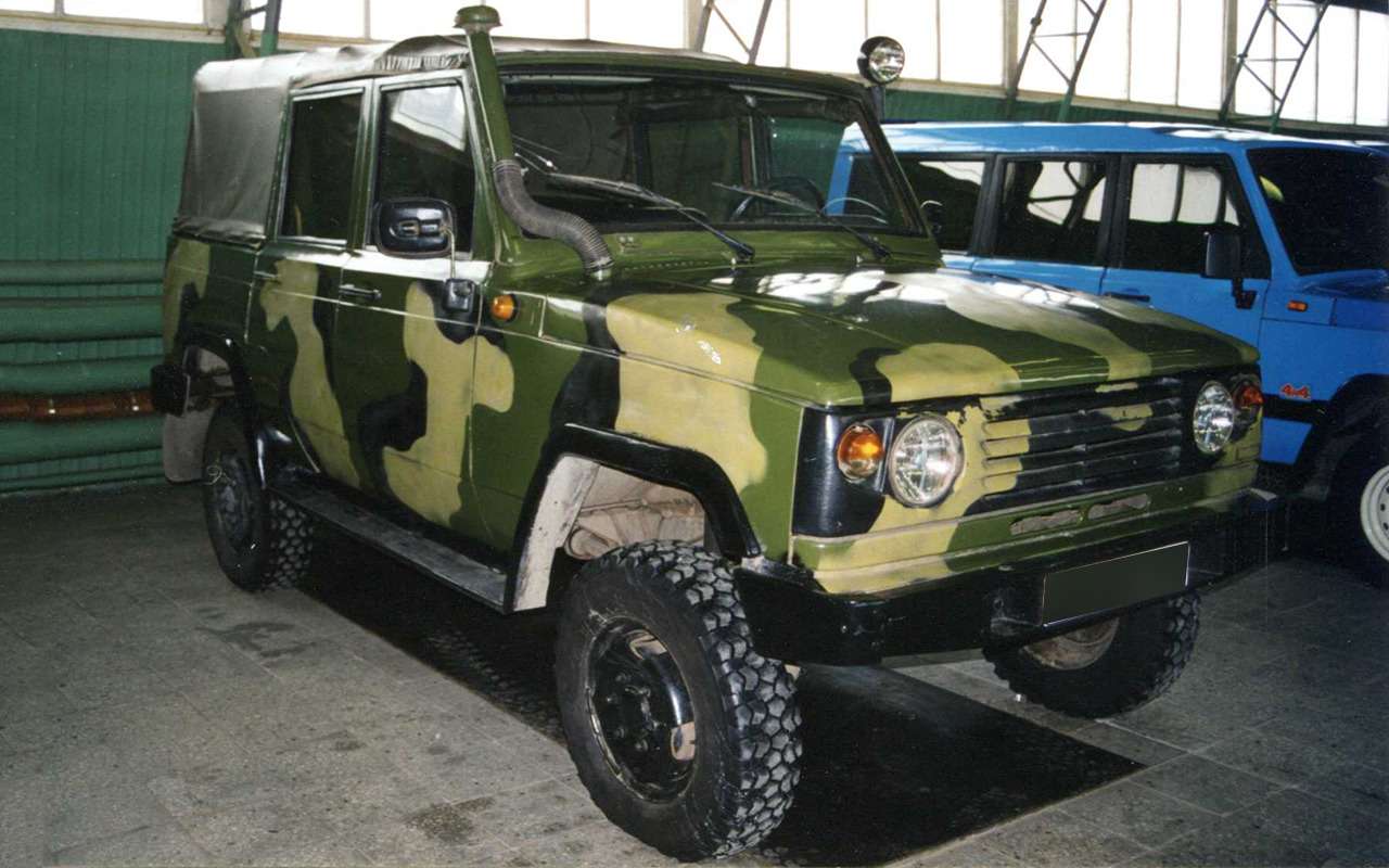 В Ульяновске с начала 1970-х вели работы по теме «Вагон» — перспективному внедорожнику на смену УАЗ-469. УАЗ-3172, появившийся в 1980-х, получился просторнее предыдущей модели, имел заметно доработанную подвеску. На машине испытывали разные отечественные моторы. Помимо утилитарной версии с брезентовым верхом сделали и вместительный универсал с улучшенной отделкой. Но рубеж 1990-х был не лучшим временем для новых отечественных автомобилей. Особенно таких — рассчитанных, в первую очередь, на армию.