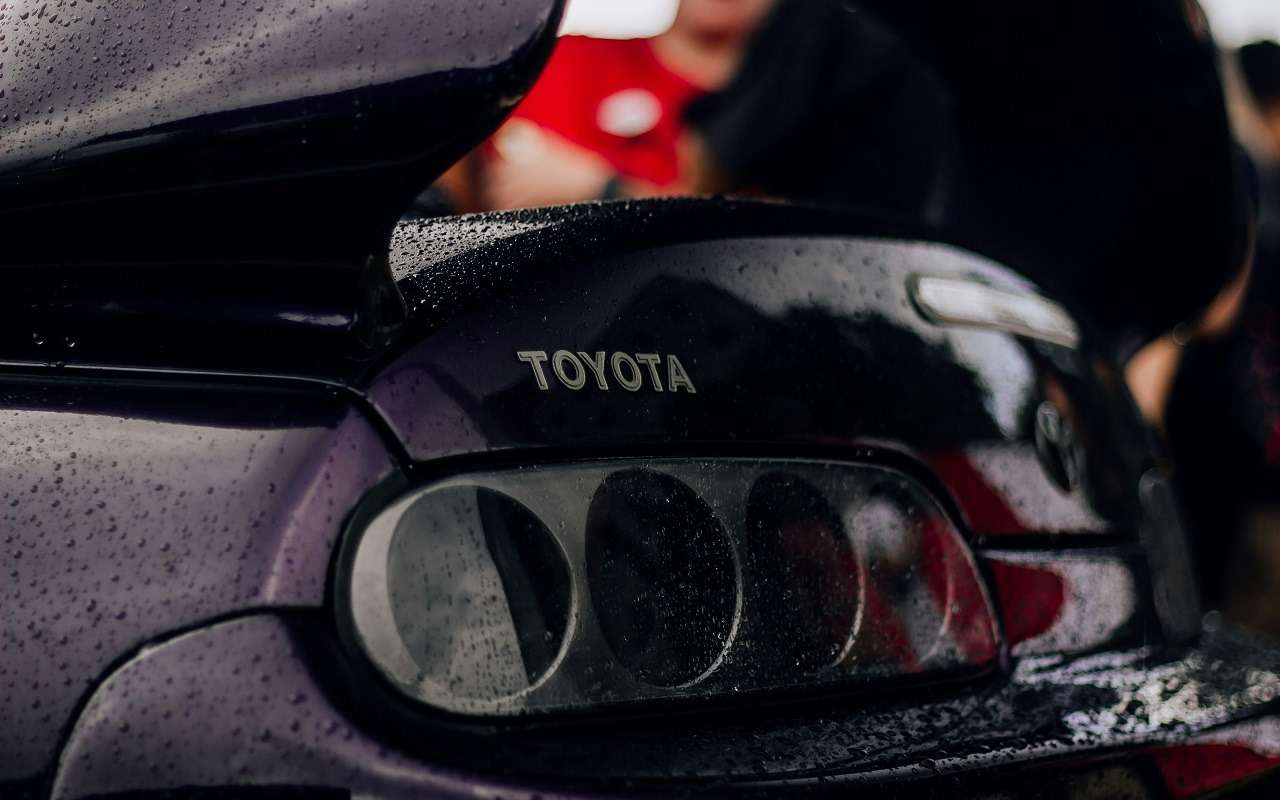 Toyota рассказала о поставках запчастей и машин в Россию