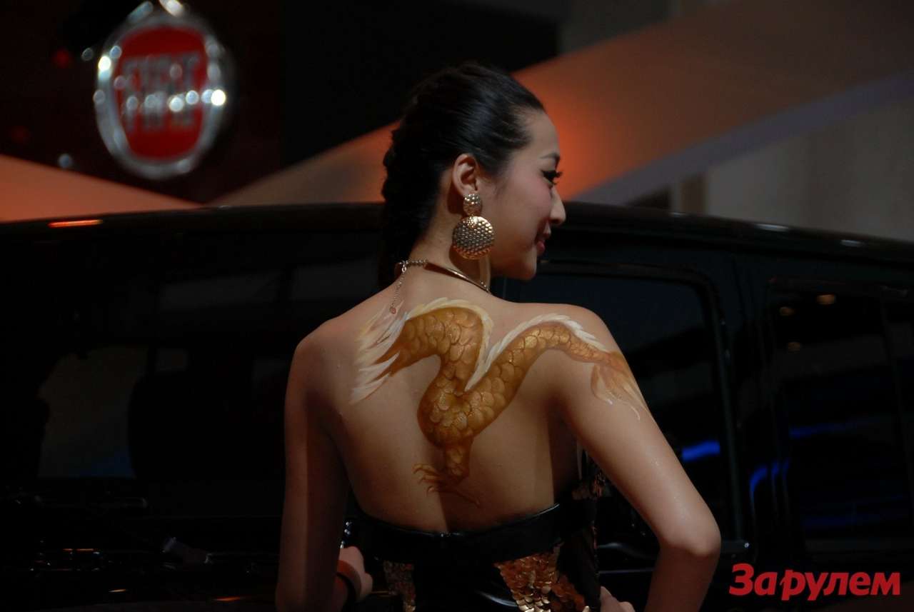 Фоторепортаж: девушки Пекинского автосалона