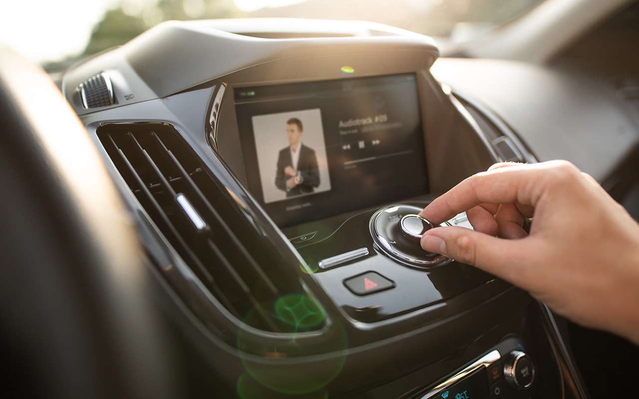 Что слушали водители этим летом – список популярных треков