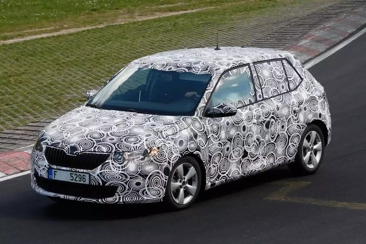 Новая Skoda Fabia впервые «засветилась» на тестах