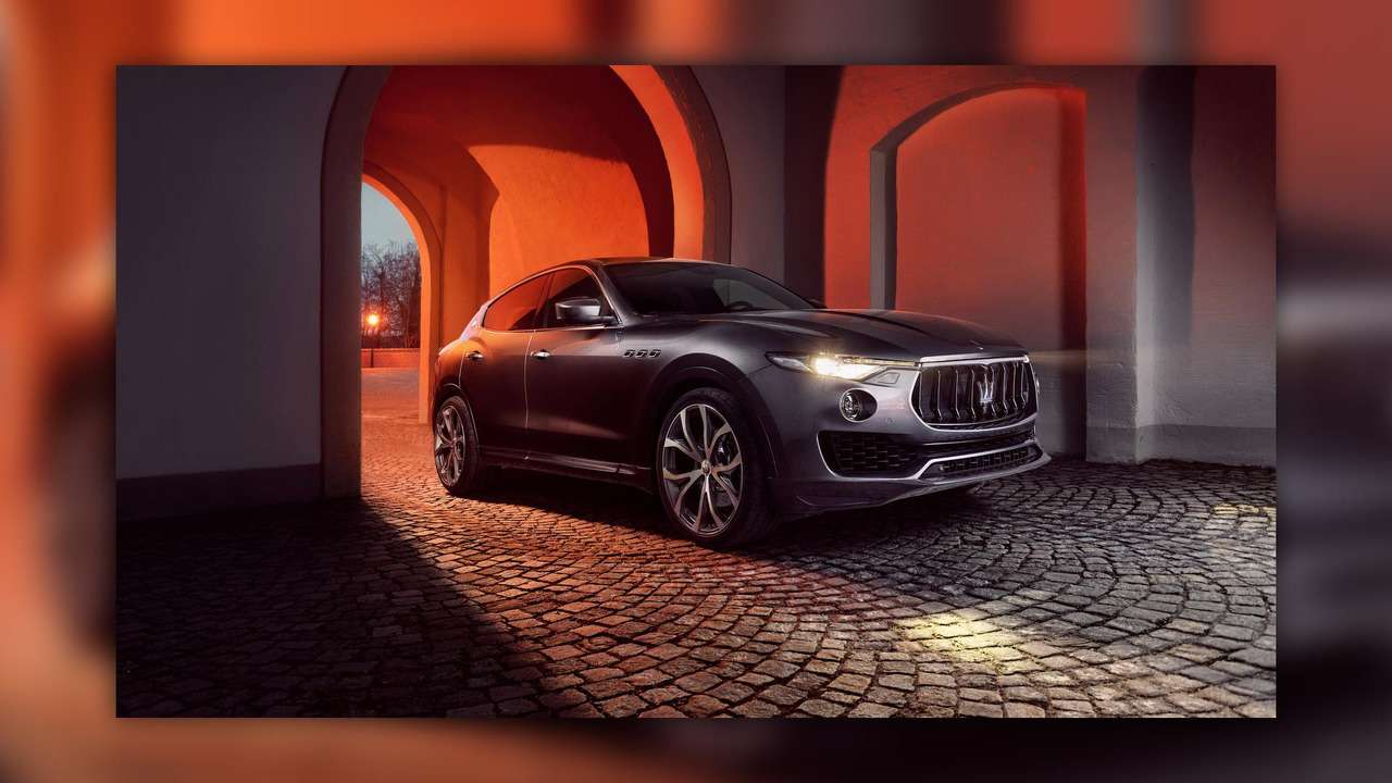 На расстоянии удара: Maserati Levante подобрался к Porsche Cayenne Turbo