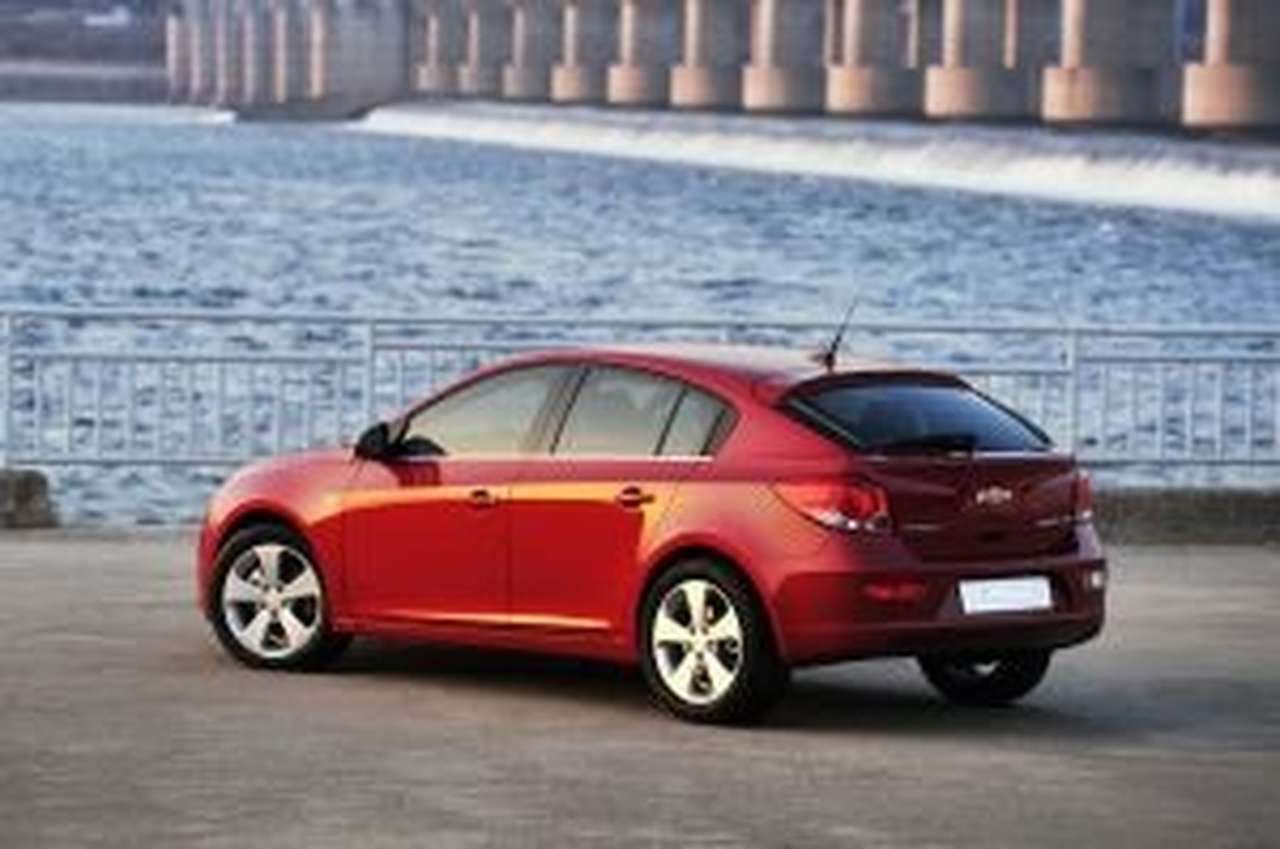 Chevrolet Cruze - фото серийного хэтчбека 