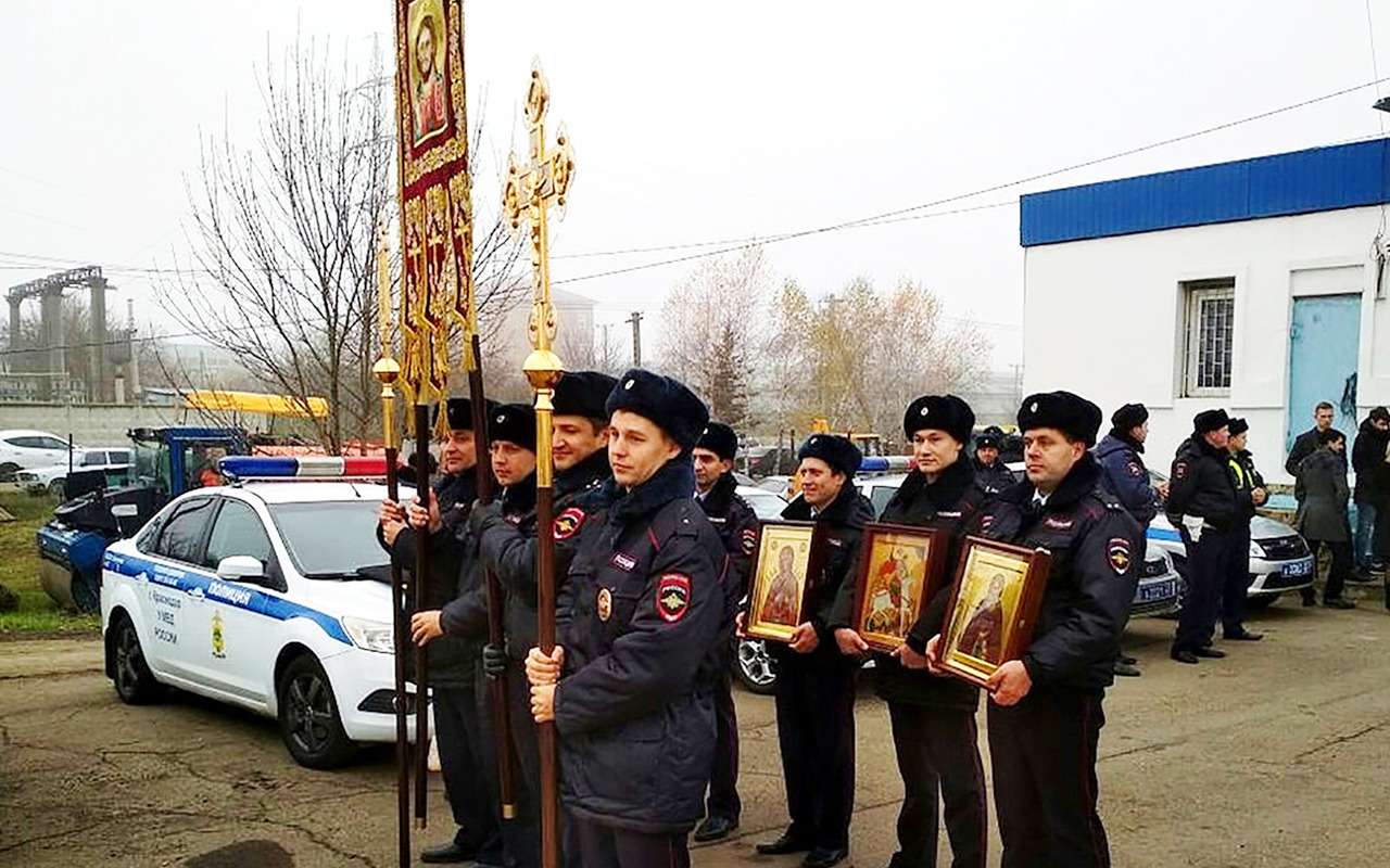 Последняя надежда? Сотрудники ГИБДД прошли крестным ходом по аварийной трассе