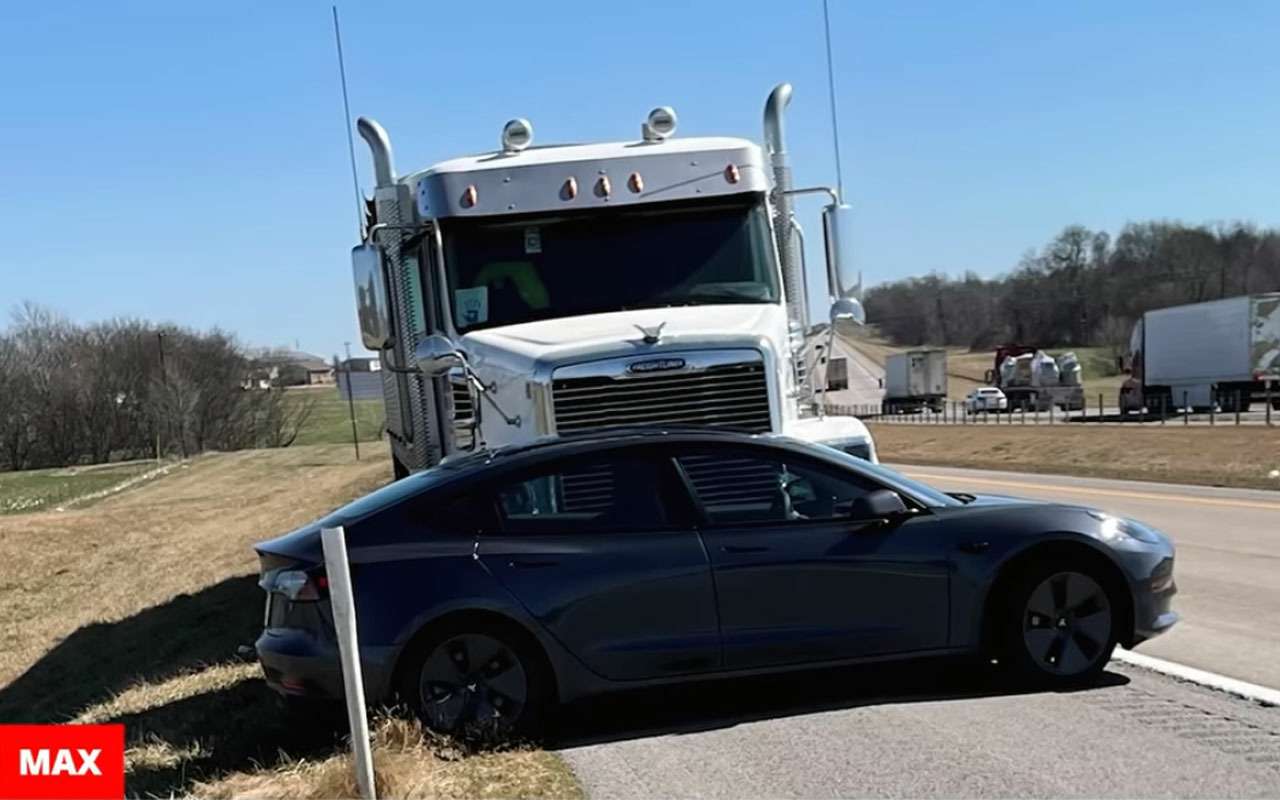 Грузовик протащил легковушку по шоссе — водитель ее даже не видел