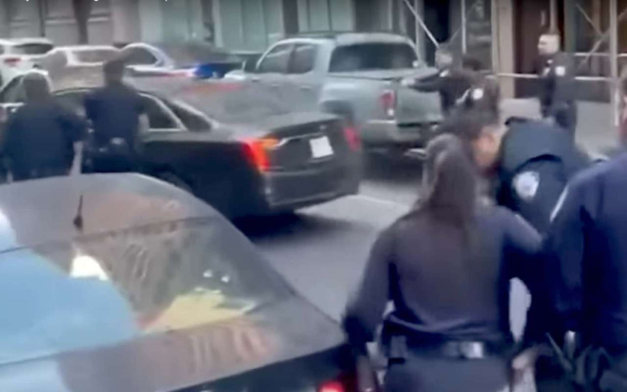 Водитель уходит от погони в густонаселенном районе города