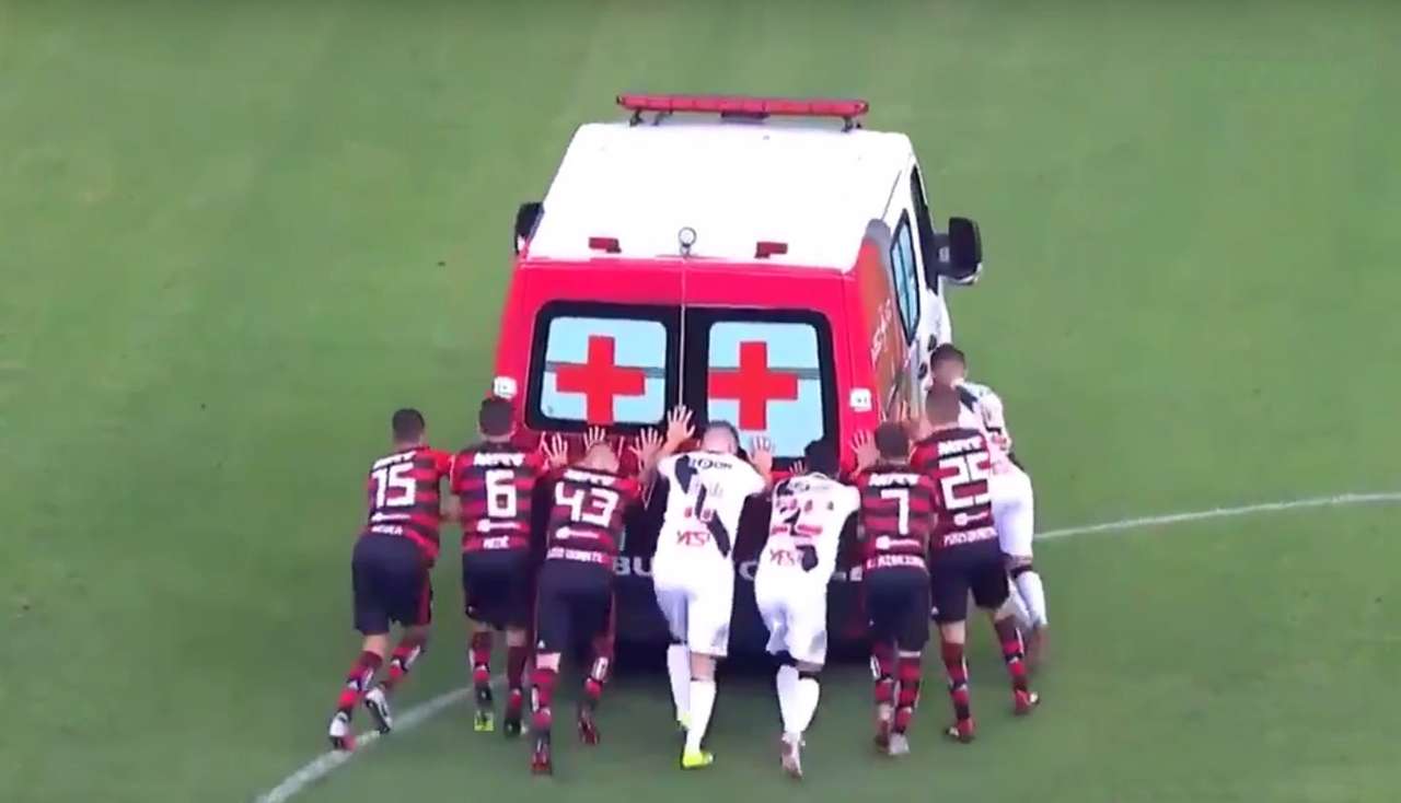 Победила дружба! Футболисты вместе толкали заглохшую машину скорой помощи