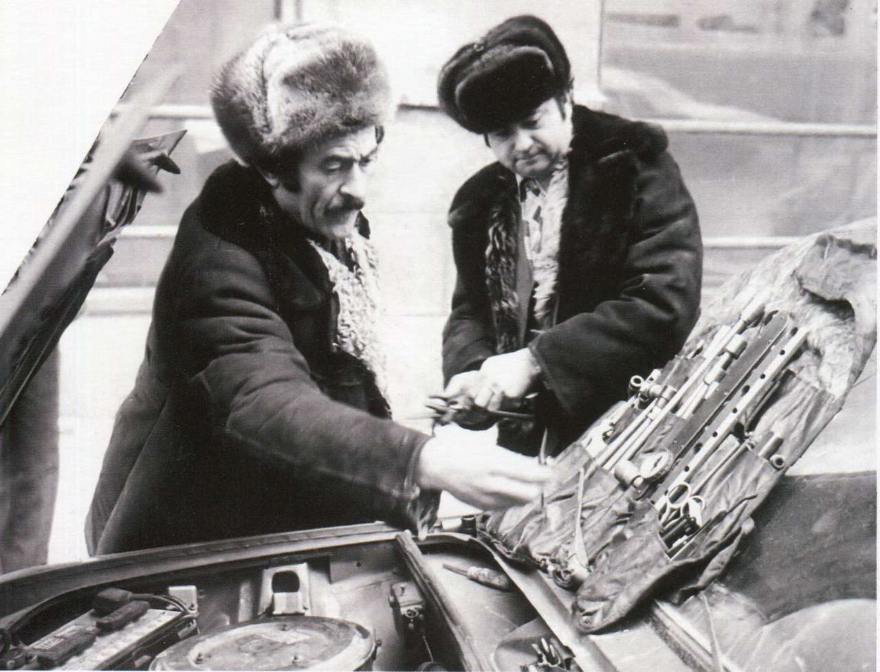 Борис Синельников (на фото он слева) готовится раскрыть читателям очередной секрет обслуживания отечественных автомобилей. Ассистирует Анатолий Вайсман – один из маститых авторов журнала «За рулем» и большой друг Бориса Владимировича.