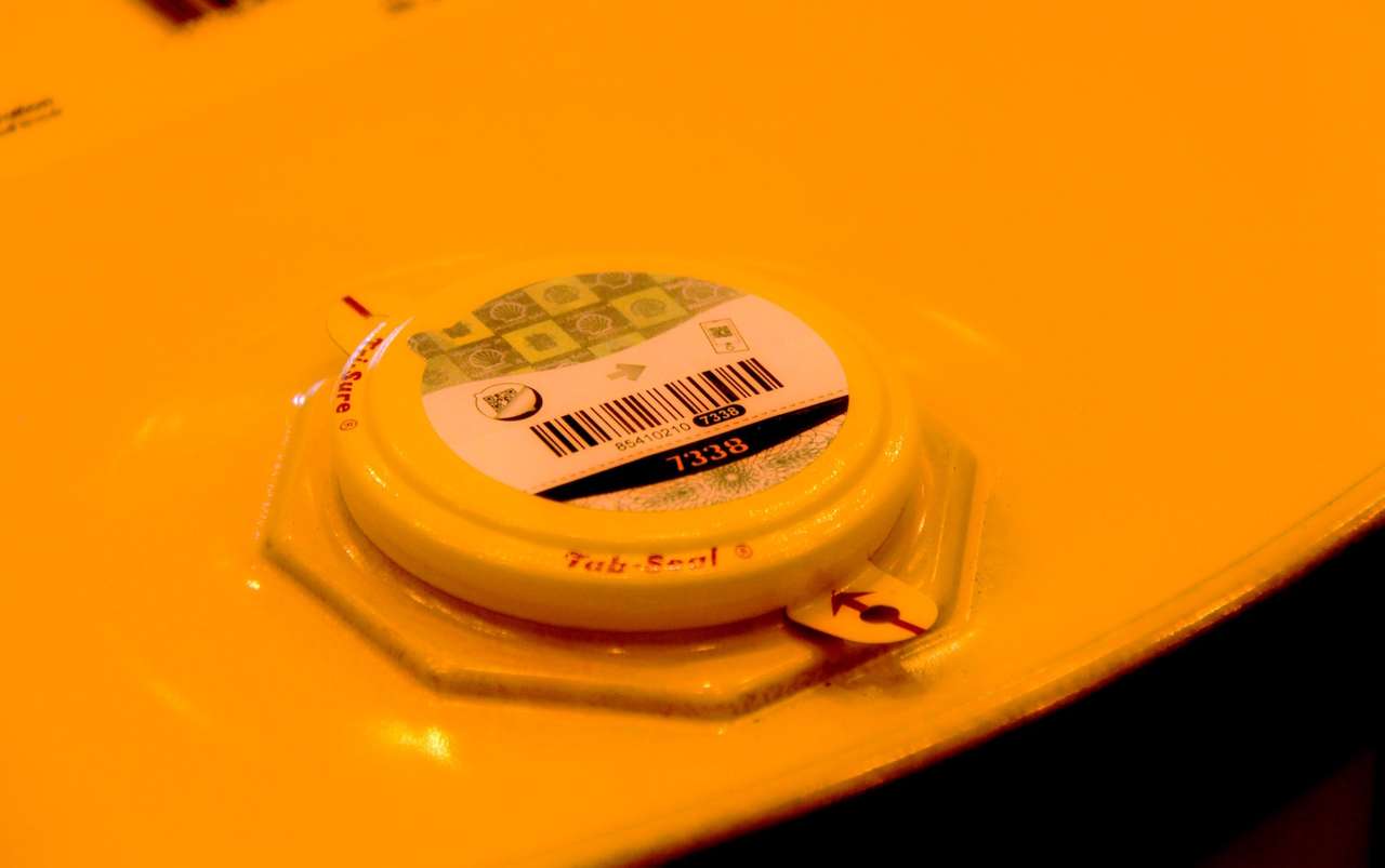 В центре внимания – новая голографическая защита Shell: многослойная наклейка с QR-кодом и индивидуальным 16-значным номером. Использовать повторно такую нельзя. Для максимальной адгезии требуется двое суток.