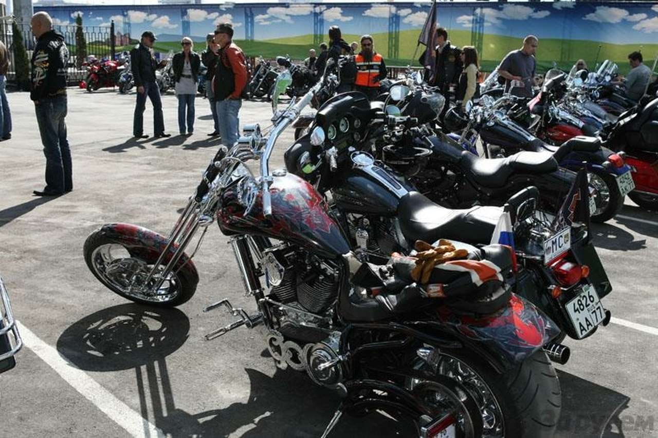 На открытие собралось 80 мотоциклов Harley-Davidson