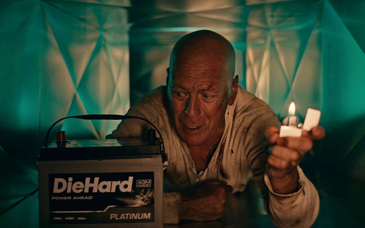 Брюс Уиллис теперь рекламирует автомобильные аккумуляторы