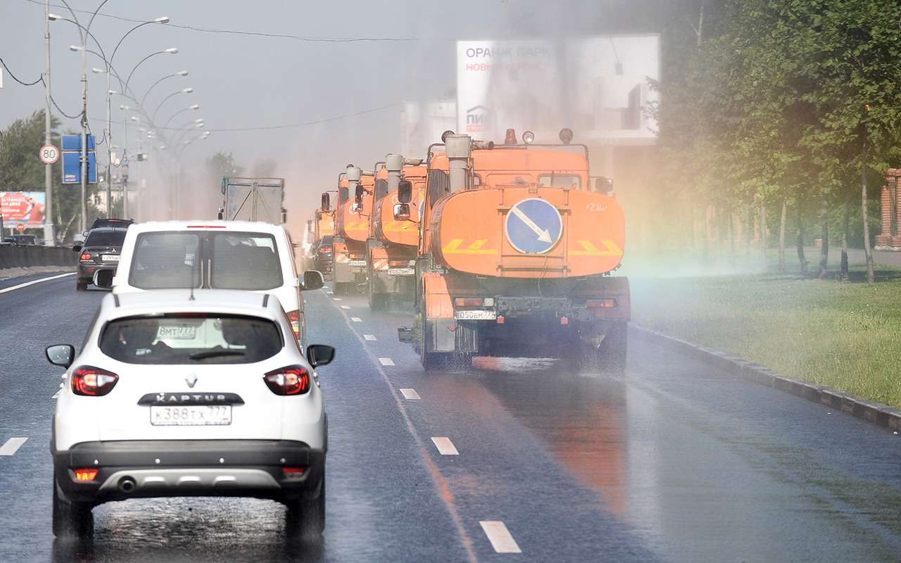 Дорожники рассказали, зачем поливают улицы каждые 2 часа