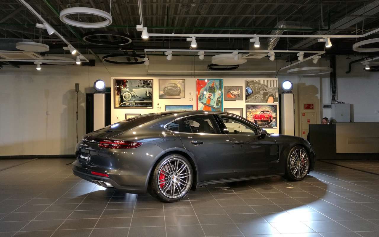 Новую Porsche Panamera показали российским СМИ