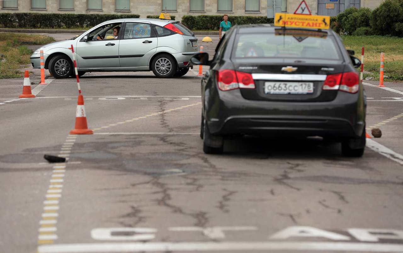 Из 1546 автошкол ГИБДД одобрила лишь 302