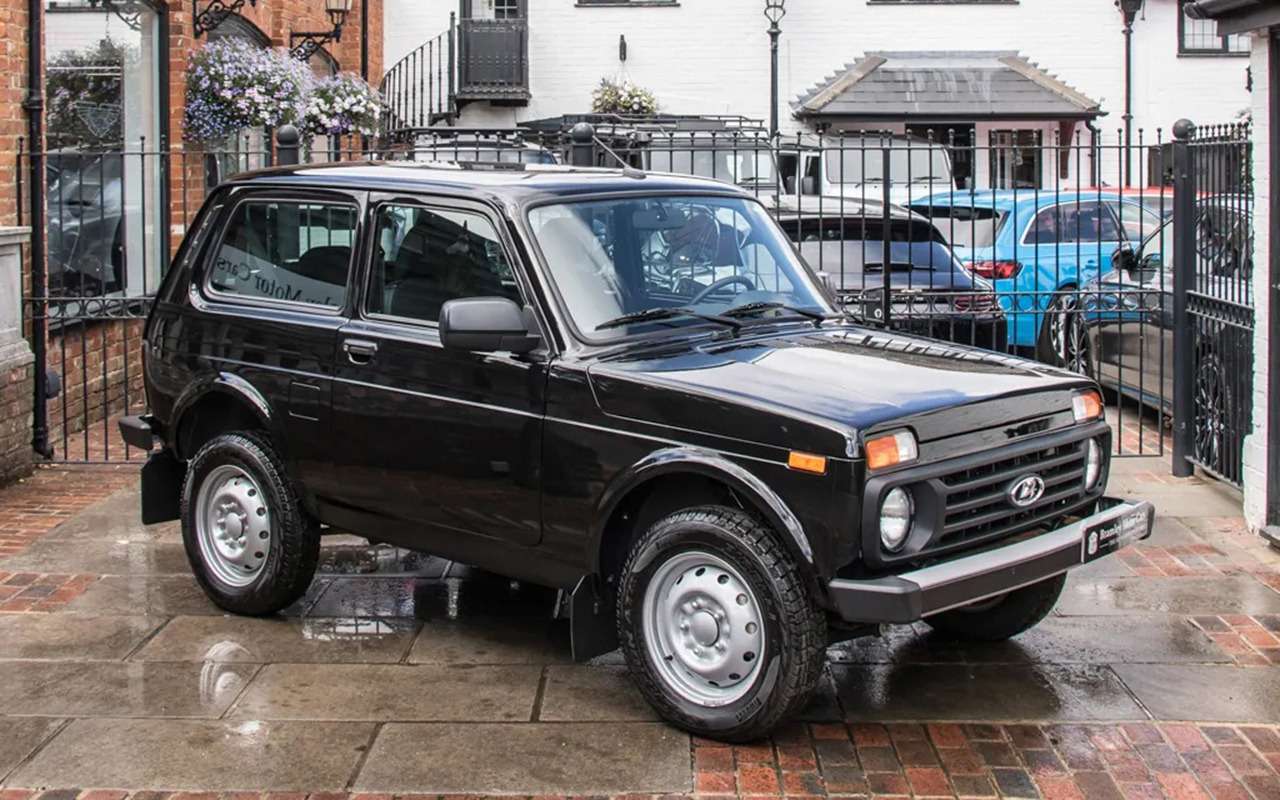 В компанию к маститым суперкарам вписалась обычная российская Нива