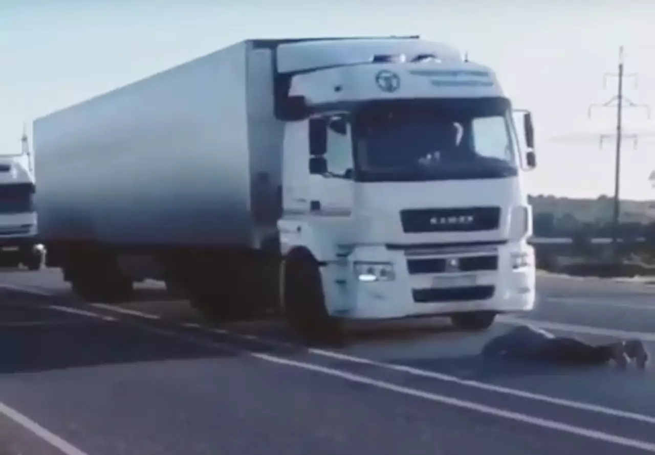 Он не верил в нашу сборную, проспорил и лег под грузовик