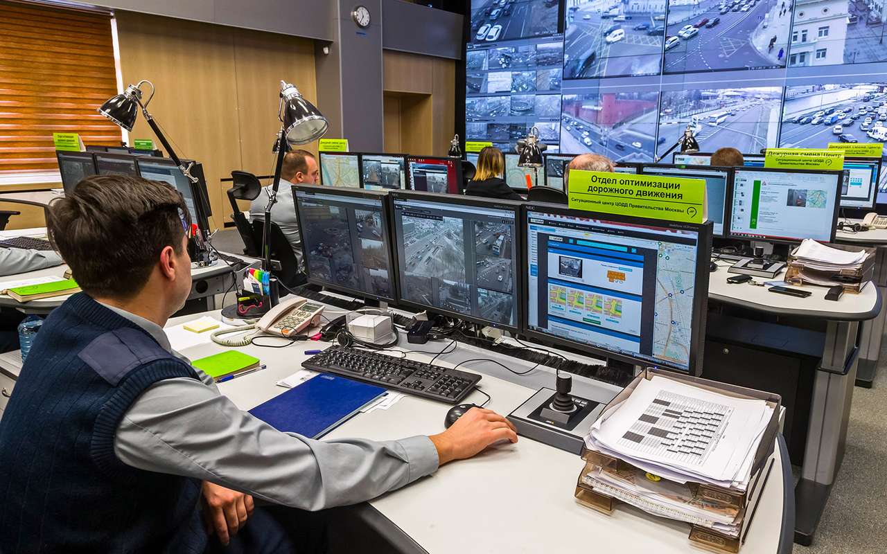 Главное отличие современного светофора от предшественников – наличие электронных мозгов, благодаря которым половиной столичных светофорных объектов можно управлять из ситуационного центра. Связь идет по проводам (как правило, оптоволоконным) и радиоканалу. Предусмотрена защита от хакеров.