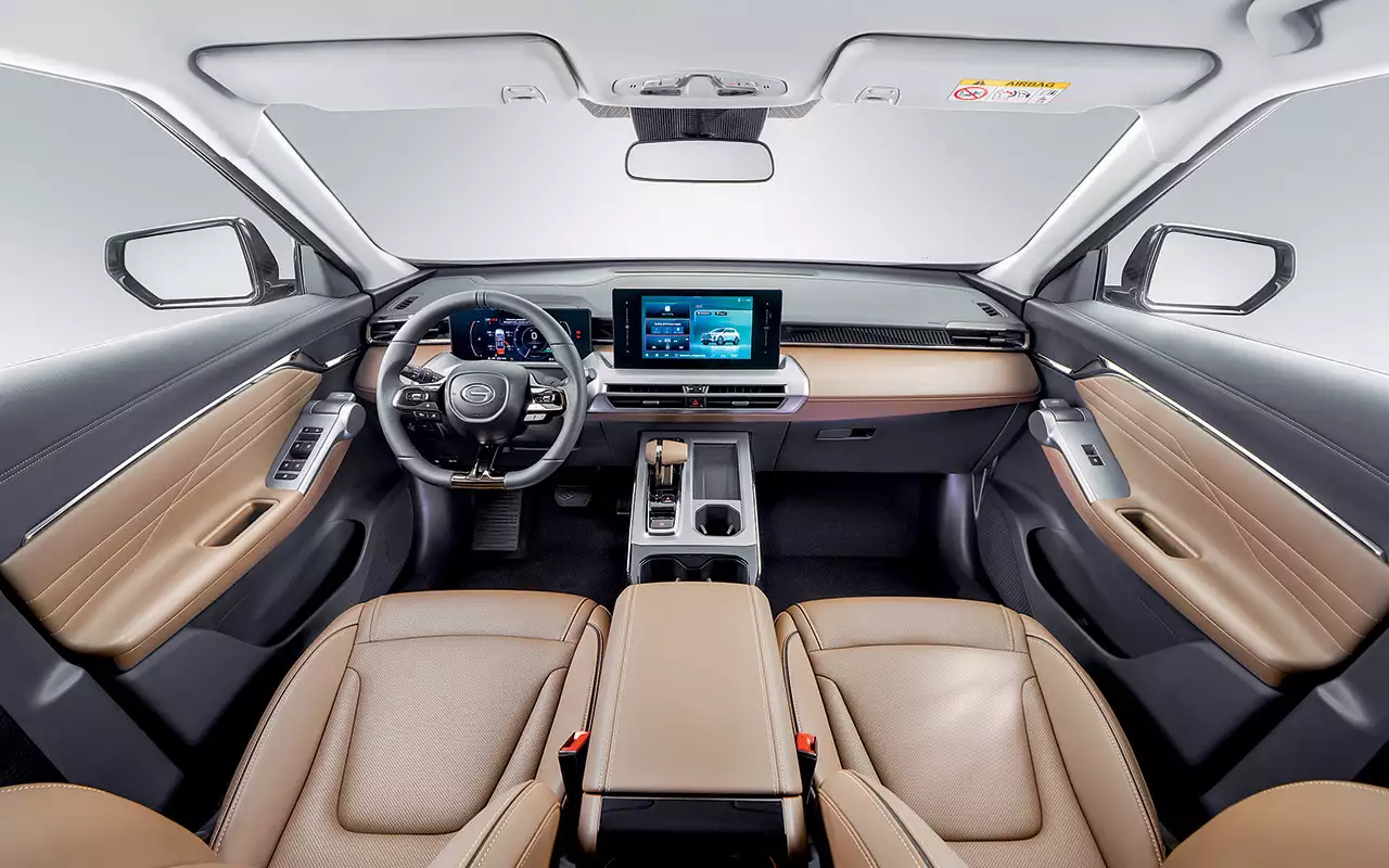 Интерьер технократичный. Много прямых углов и почти нет физических кнопок – управление многими функциями через экран мультимедийной системы. Руль удобный, хваткий, пухлый, руки не скользят.