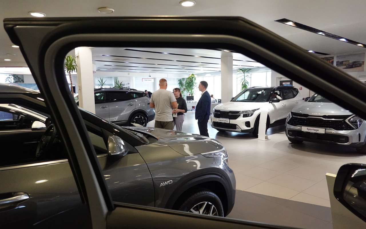 В ожидании повышения цен продажи автомобилей в России бьют все рекорды