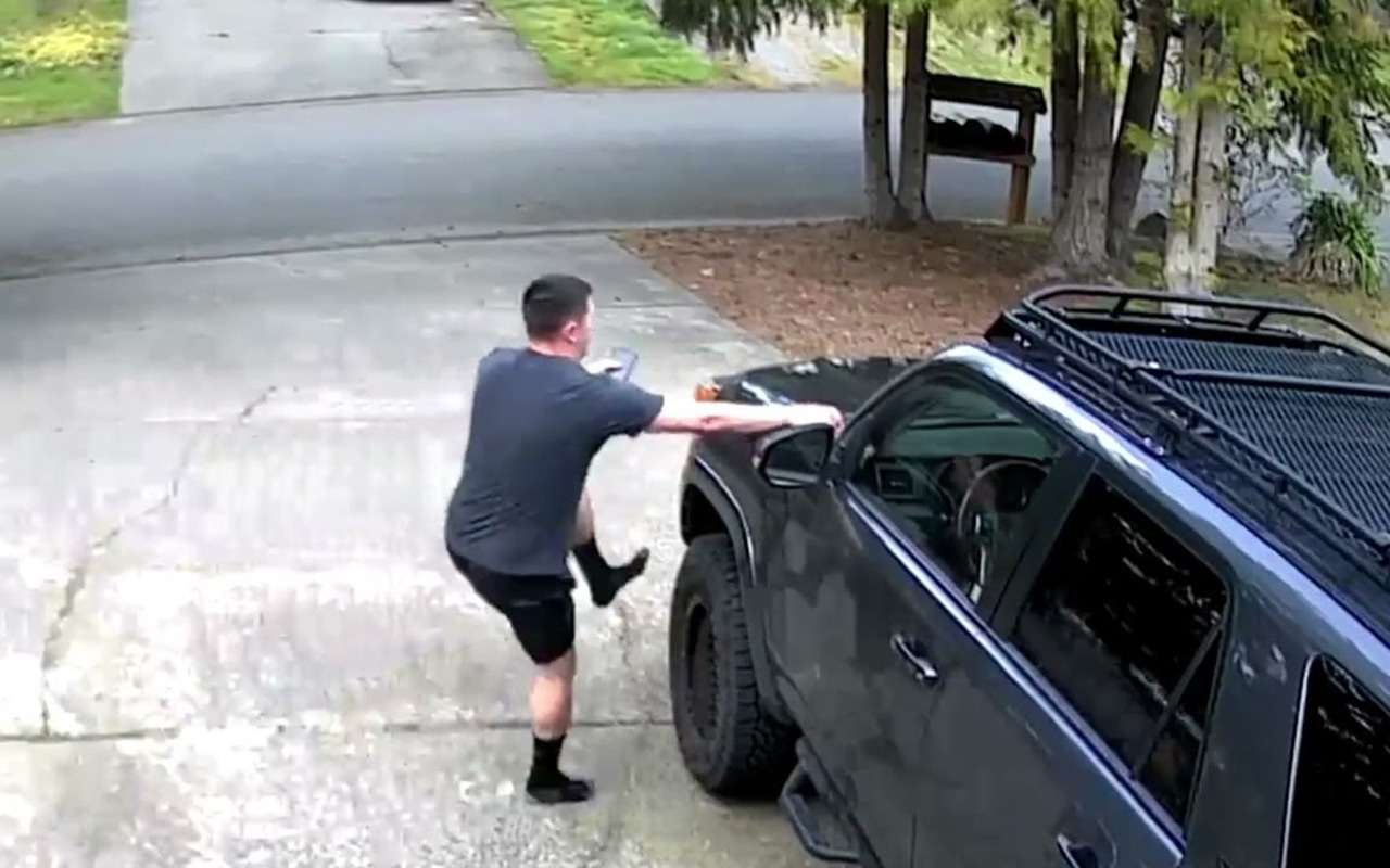 Автовладелец так спешил попасть на Google-карты, что выбежал позировать в носках