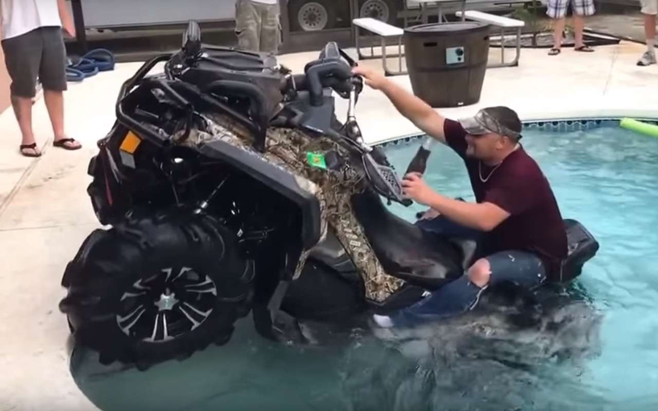 Американец искупался в бассейне на квадроцикле