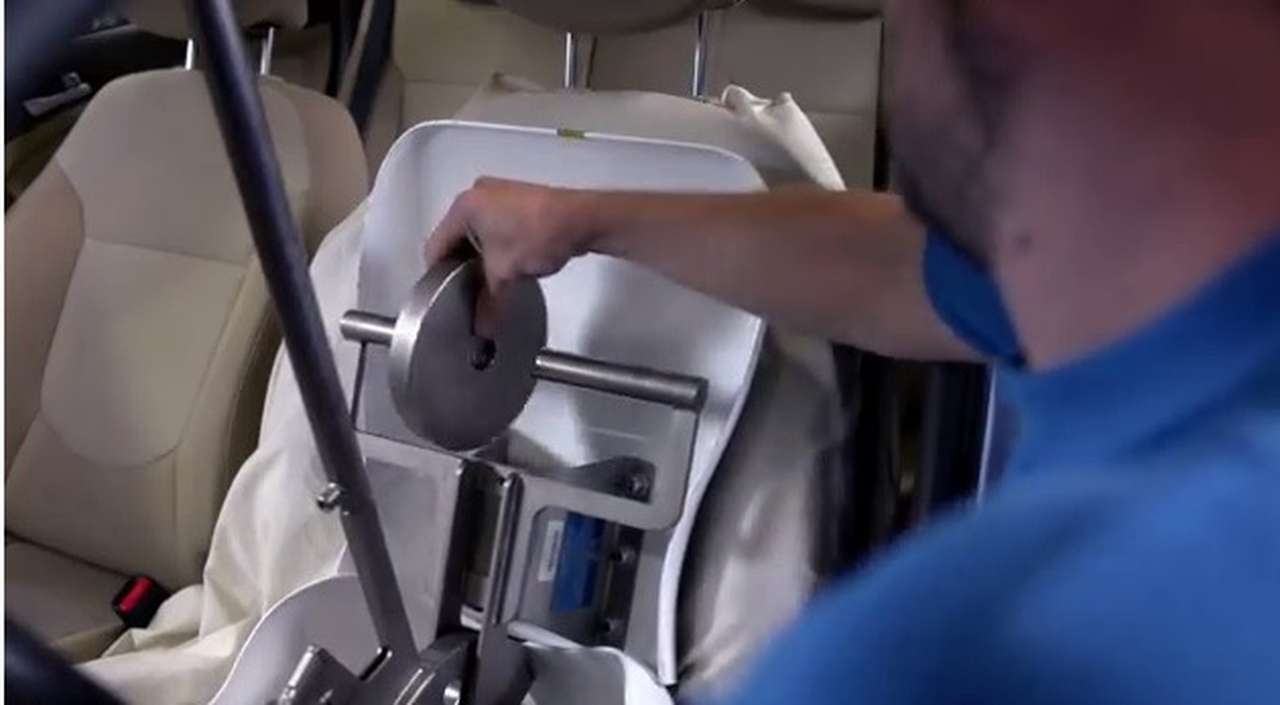 IIHS показал подготовку автомобилей к своим краш-тестам