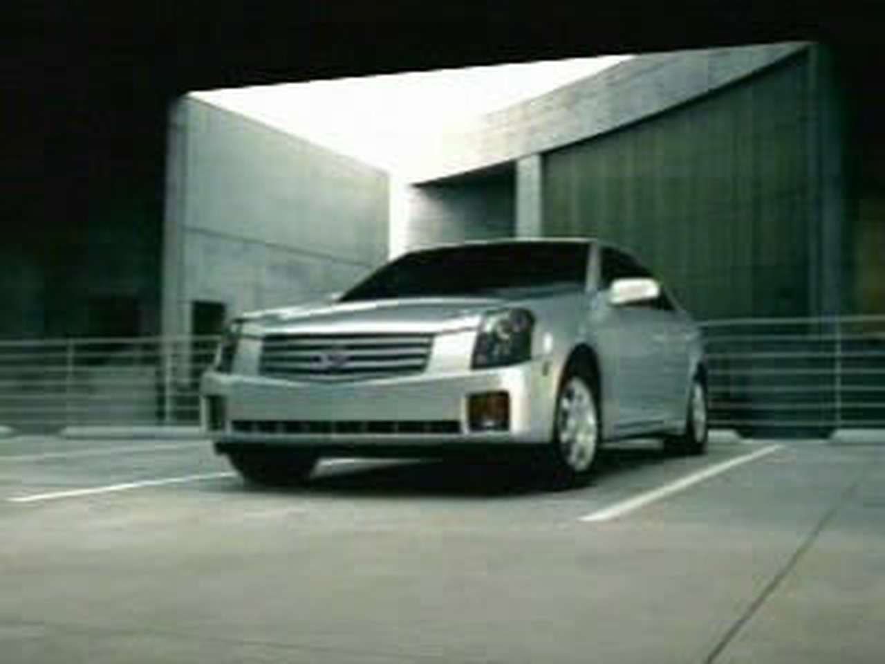 Нарцисс Cadillac разглядывает себя на видео