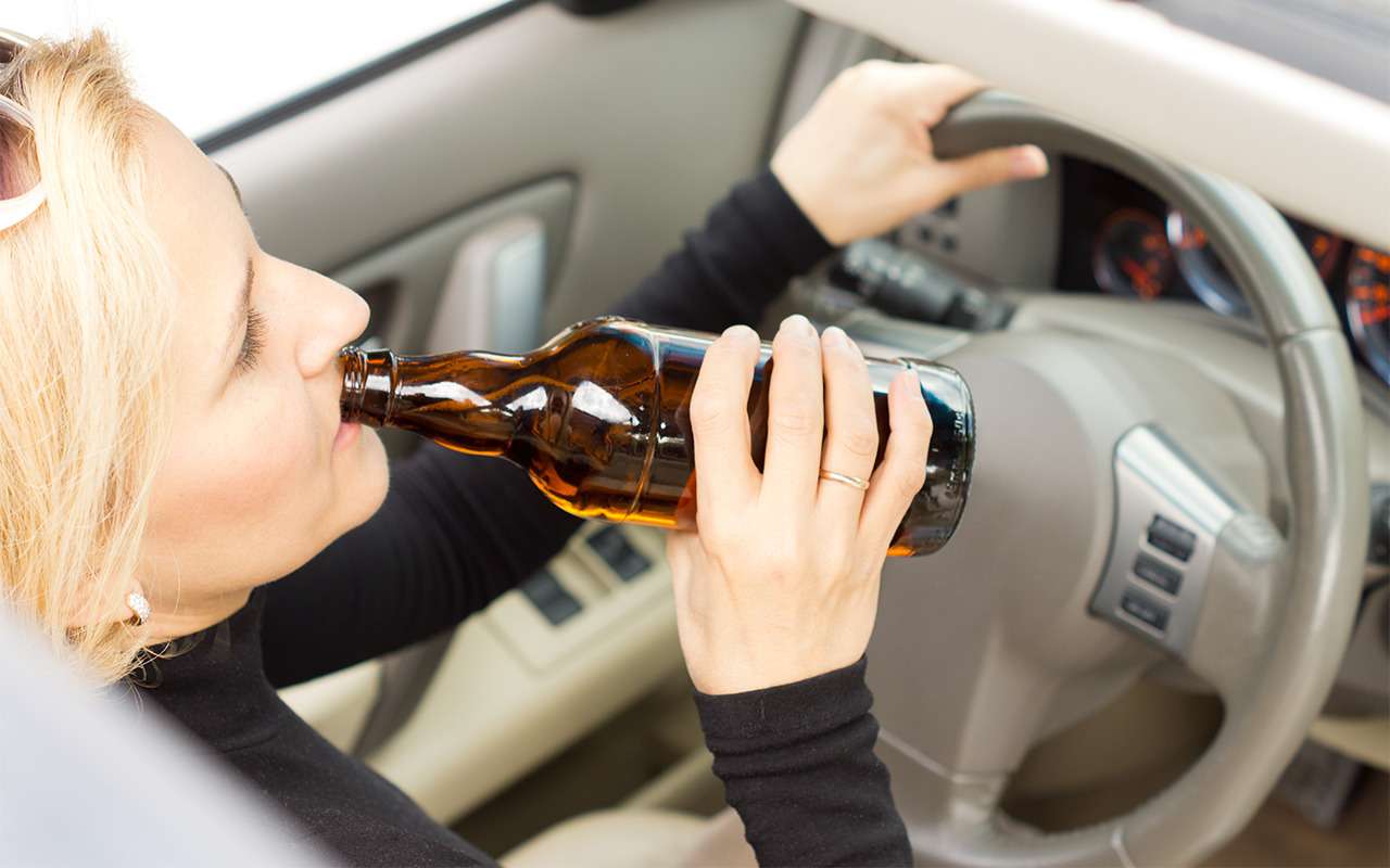 «Я не вижу свое лицо!» Жесткое задержание пьяной и агрессивной автоледи