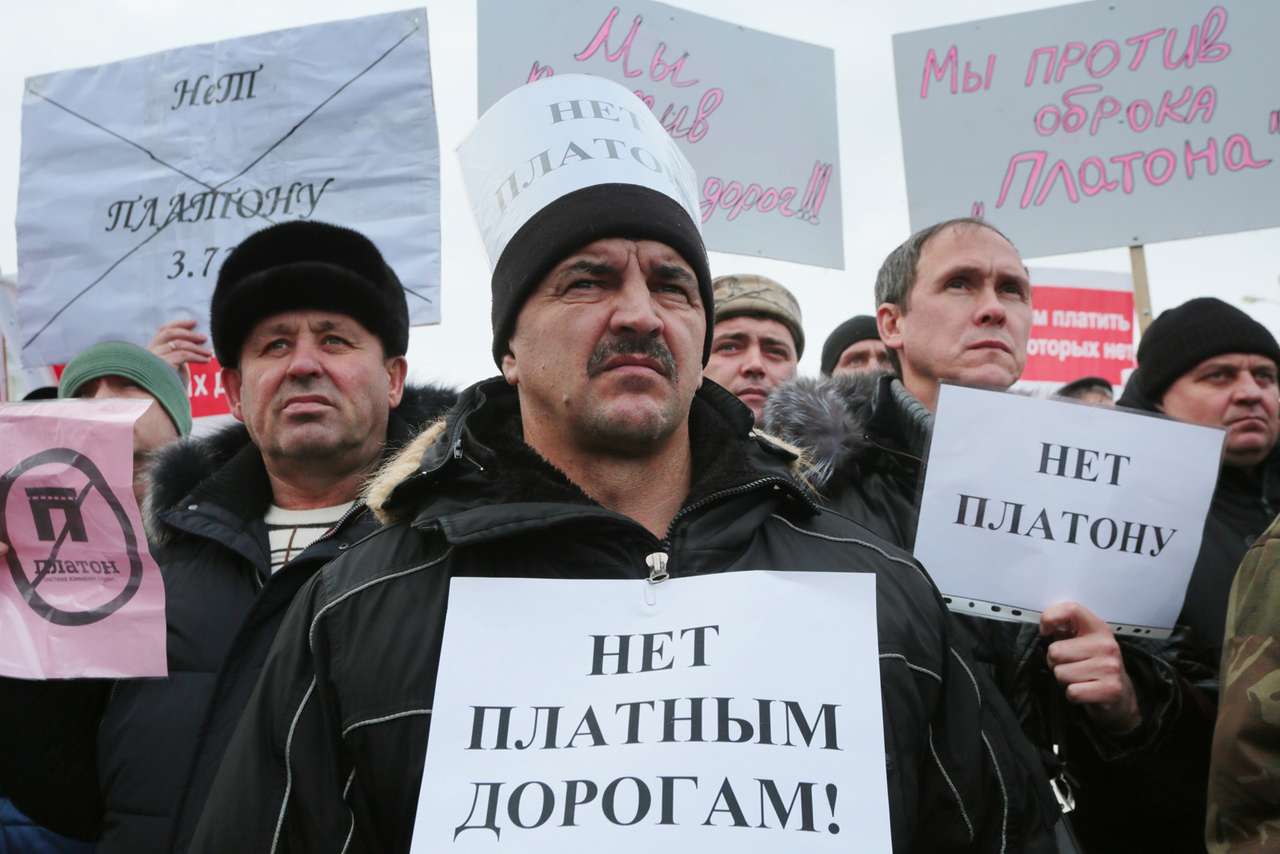 Дальнобойщики устроили митинг у администрации президента