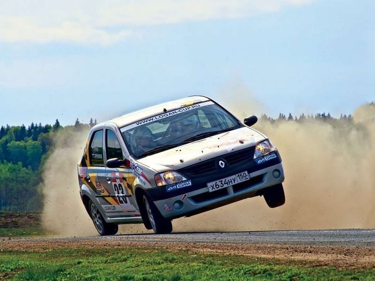 Езда на двух колесах – не обязательный элемент для исполнения в ходе «Гонки звезд». Но если придется, то пилот должен уметь выбираться и из таких ситуаций.