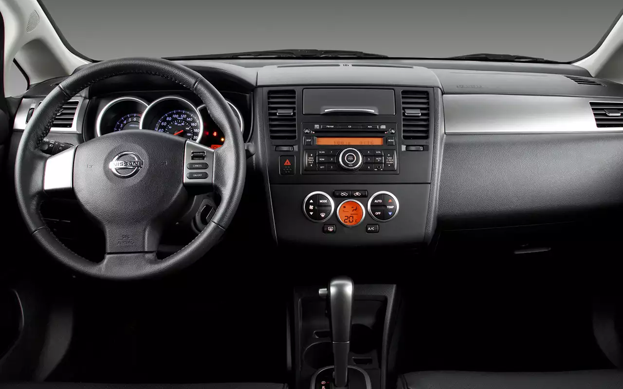 Интерьер Nissan Tiida