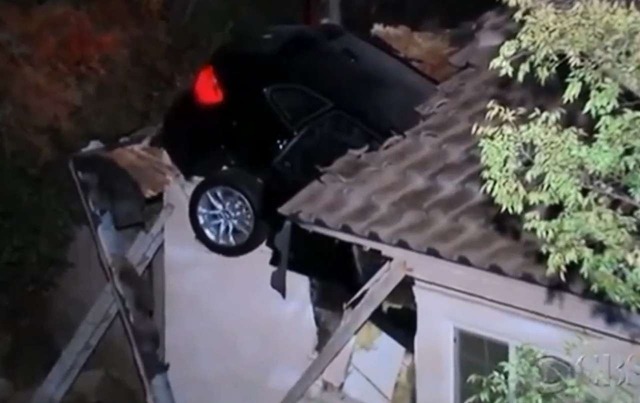 BMW X5 проходит сквозь крышу дома (ВИДЕО)
