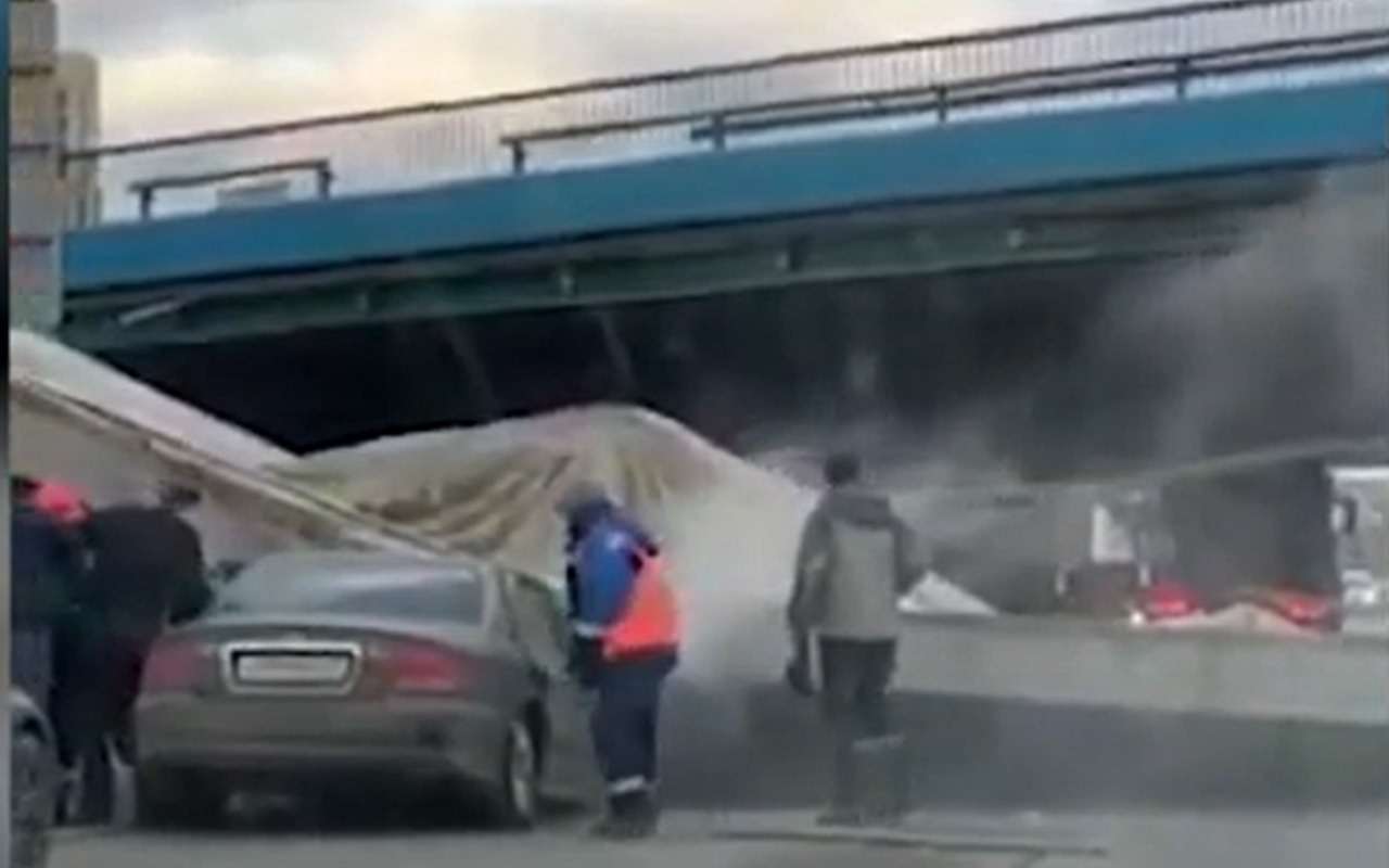 Бетономешалка снесла эстакаду на шоссе, сзади шла легковушка (видео)