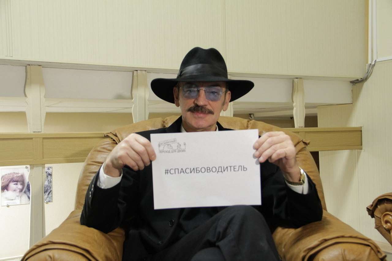 Михаил Боярский налаживает контакт между пешеходами и водителями