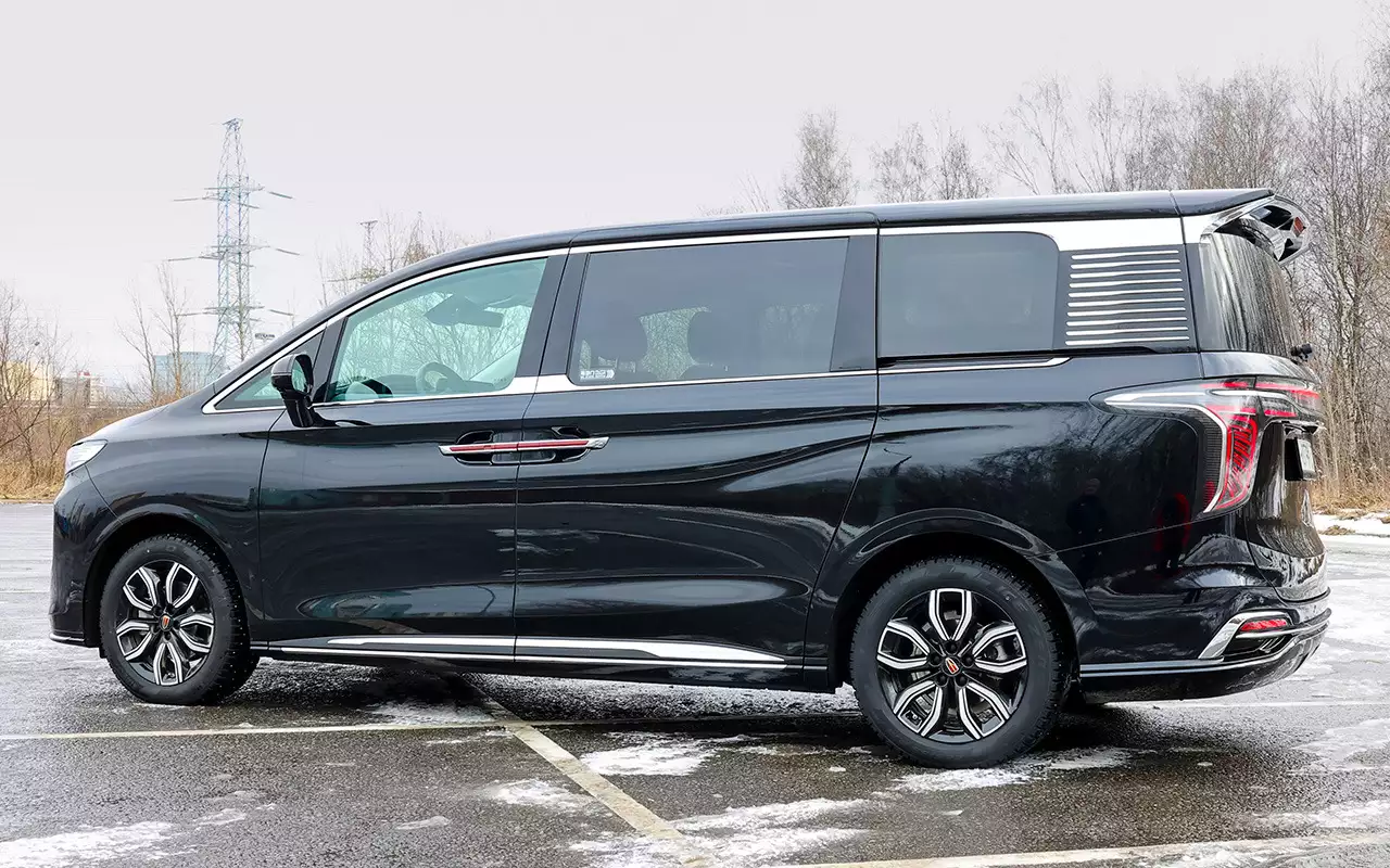 Если спереди HQ9 выглядит гармоничнее конкурентов, то сзади оформление массивной стойки кузова дополнено вряд ли уместным на машине такого класса спойлером на пятой двери.