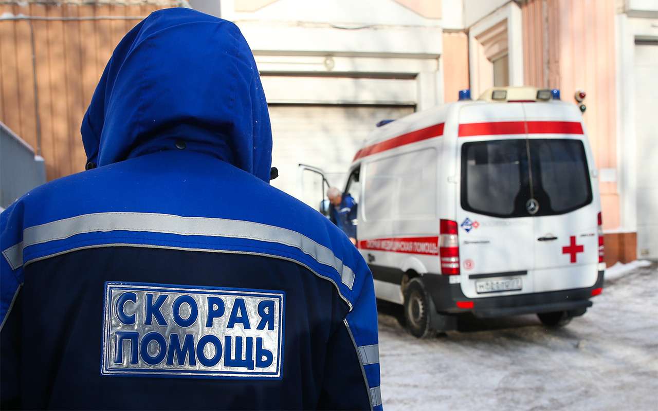Нетрезвые мужчины избили водителя скорой из-за «неправильной» парковки