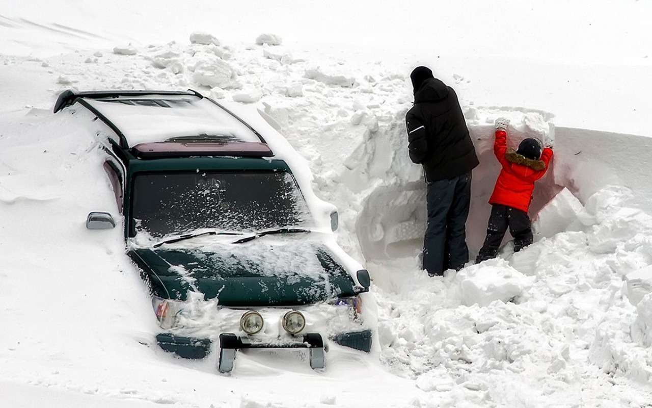 Откопала или откапала. Машина в сугробе. Машина в снегу. Машина под снегом. Машину занесло снегом.