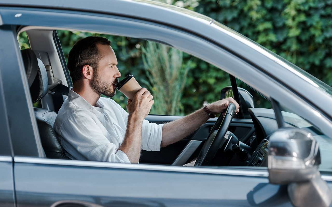 Пол, музыка и кофе влияют на длину тормозного пути — исследование