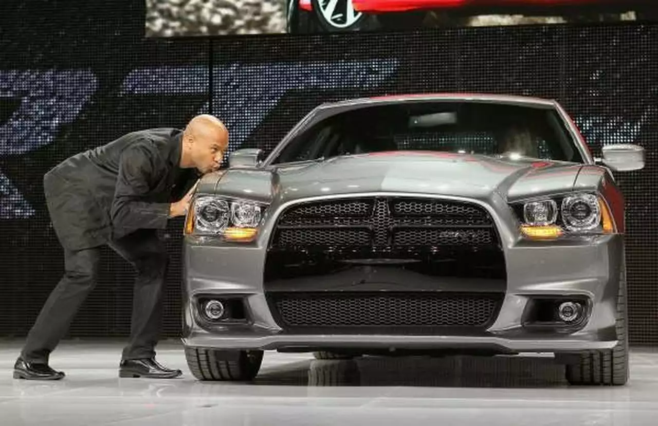 Президент Dodge Ralph Gilles представил Charger SRT8