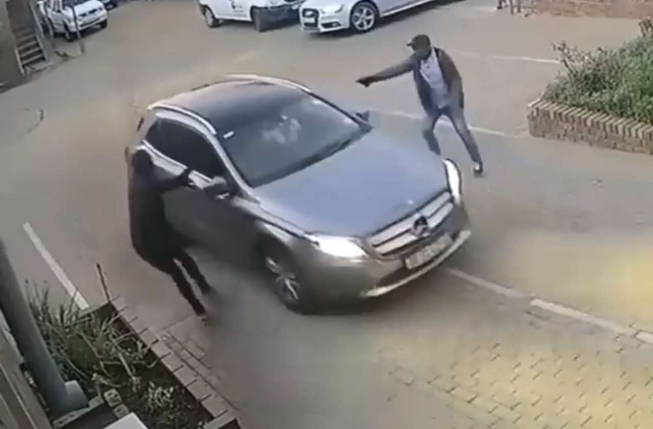 Водитель Мерседеса дал отпор грабителям и протаранил их машину